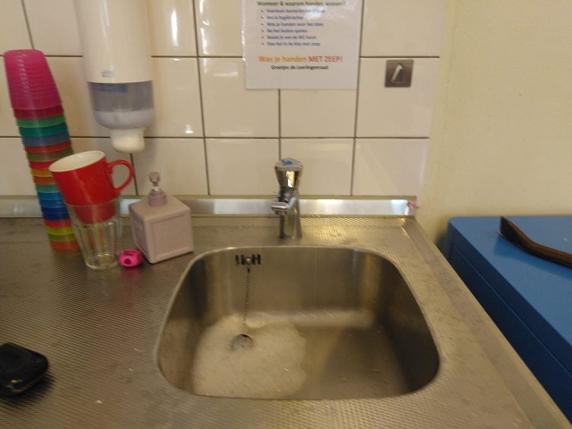 オランダの小学校の教室にある手洗い場