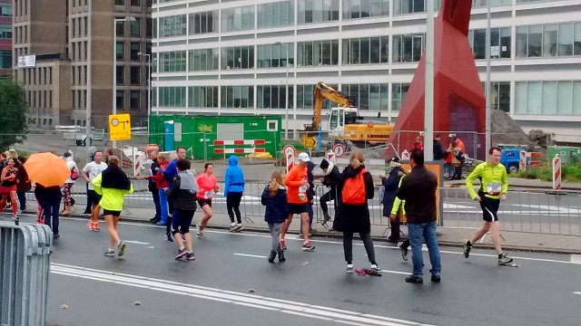 2015年度アムステルダム・マラソンの走者と沿道の観戦者