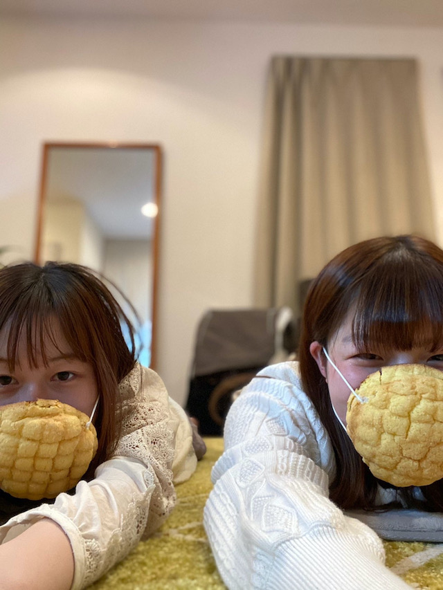メロンパンマスクをつけた女性