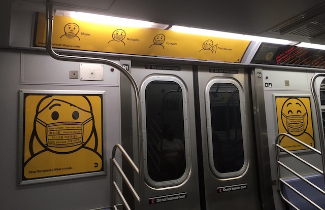 2021年7月30日　NYC地下鉄内　マスク着用の広告