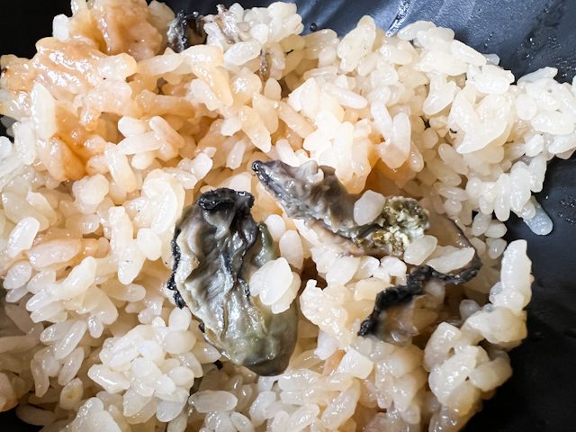 牡蠣ご飯には小ぶりの牡蠣が
