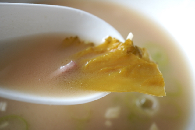 高菜と紅生姜の入ったスープ