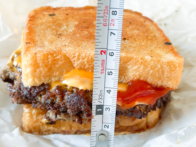 厚さは6cm。パティが2枚ギュギュっと詰まったハンバーガーのボリュームがすごい！