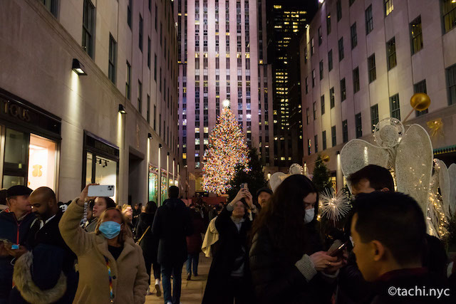 ニューヨークロックフェラーセンター　クリスマスツリーと自撮りする人々　2021年12月2日