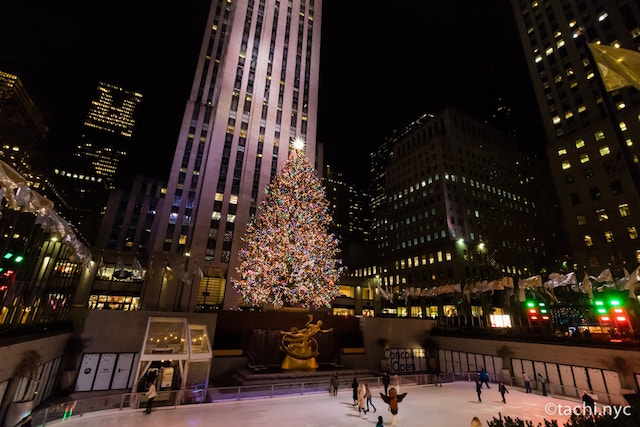 ニューヨークロックフェラーセンターのクリスマスツリー　2021年12月2日