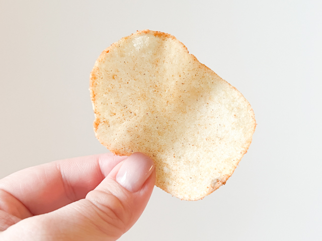 味の濃くなったコンソメ味という感じで、思わずどんどん食べたくなってしまう危険なポテトチップス